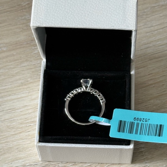 Elegant Sterling Silver Moissanite Ring size 7 - Picture 2 of 3